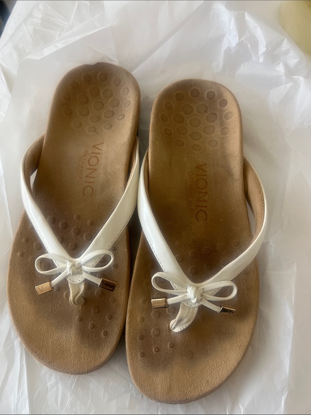 Vionic White Bow Thong Sandals with Tan Footbed